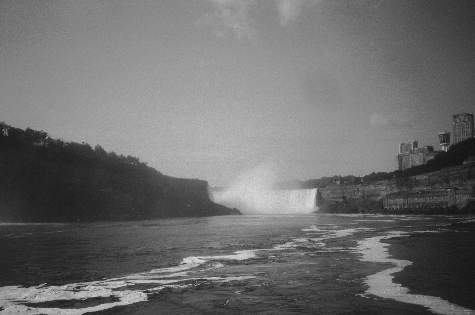 wide angle photo of niagara falls