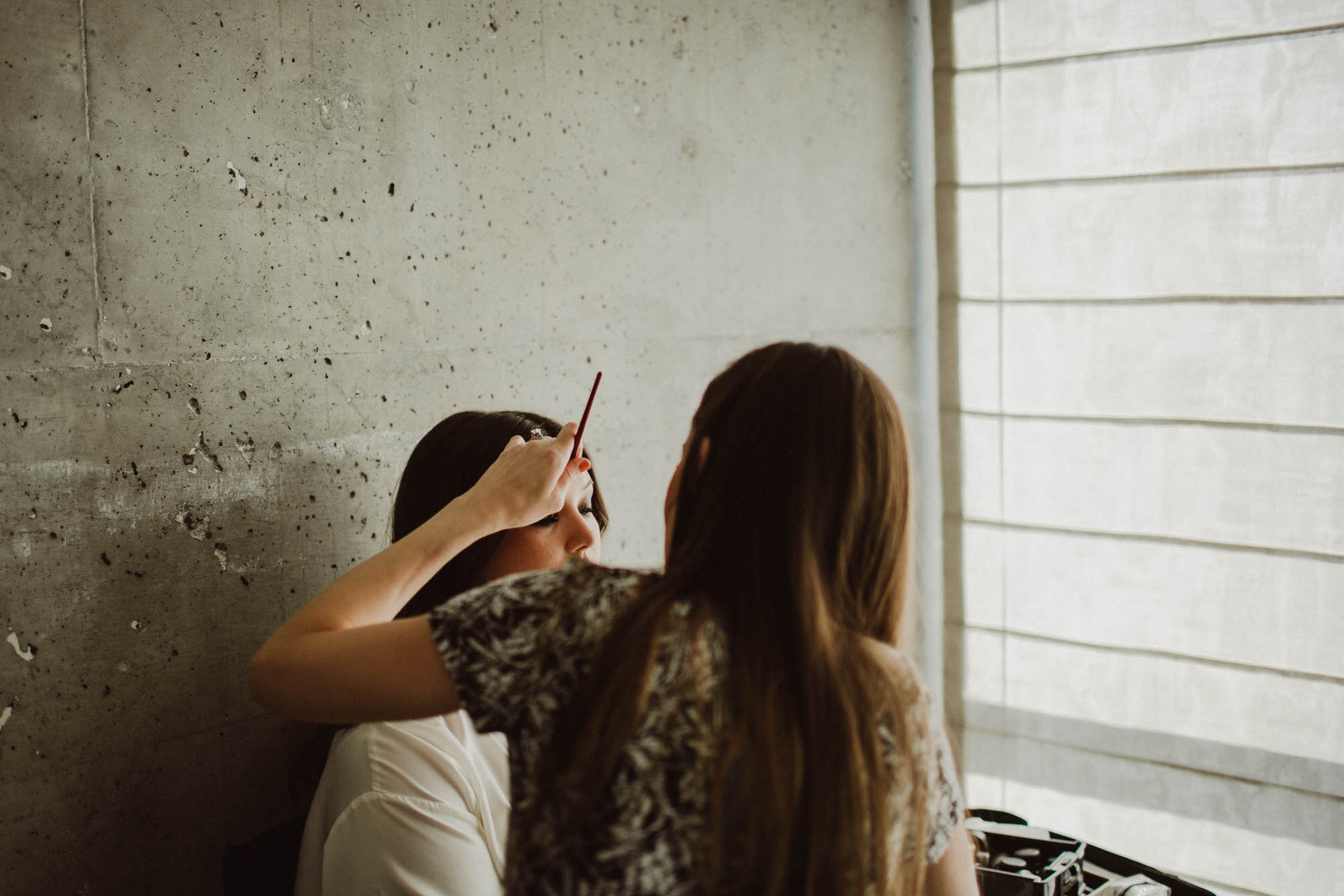 kristen getting her make up done in los angeles